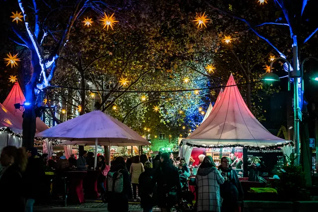 Ein Sternenhimmel voller Lichter spannt sich auch 2025 in Mannheim über den Weihnachtsmarkt auf den Kapuzinerplanken. Auch zahlreiche Bäume leuchten in der Nacht. | Foto: Christian Gaier 