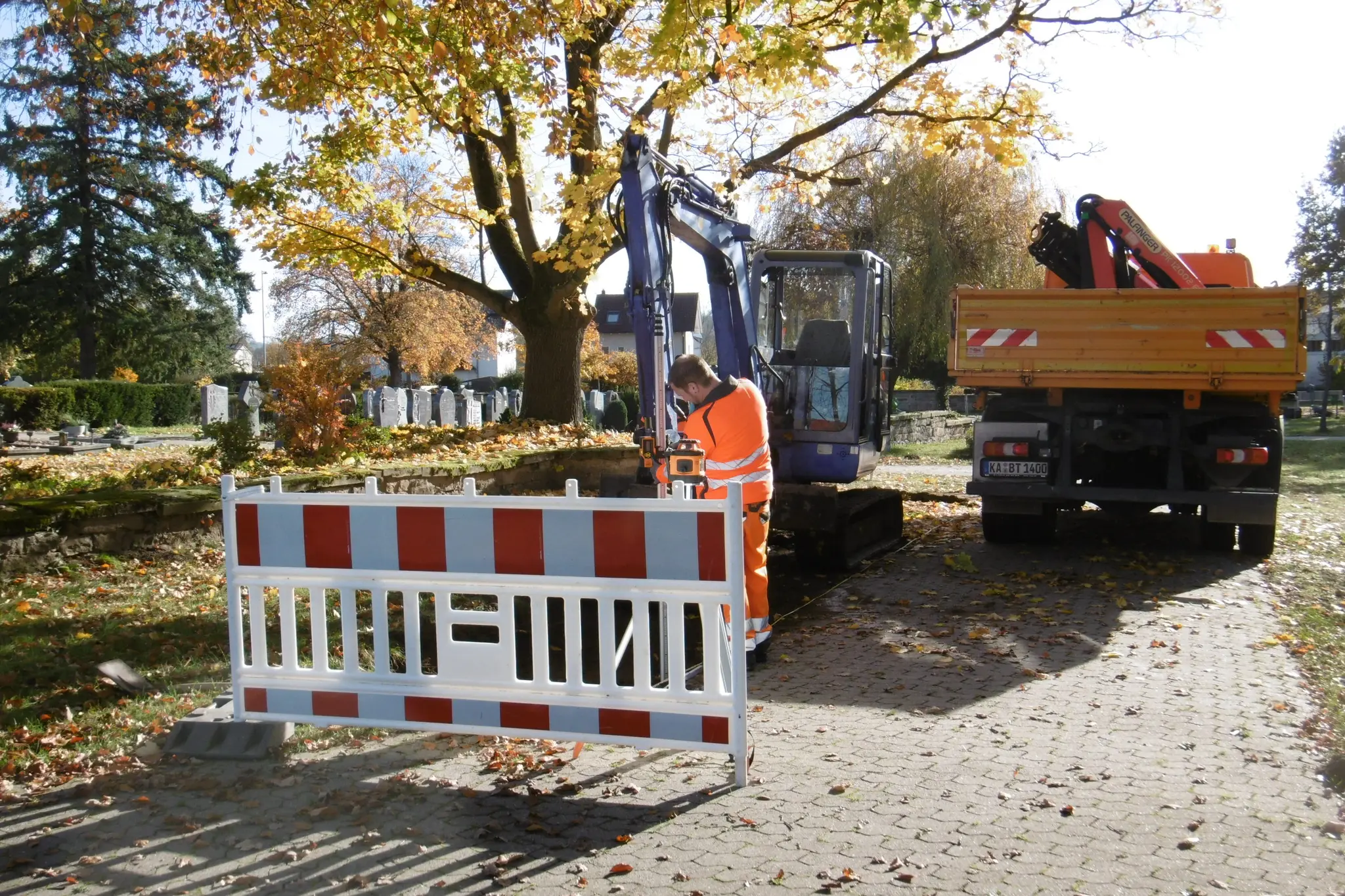 Neue-Urnengr-ber-auf-dem-Friedhof-in-Weiher