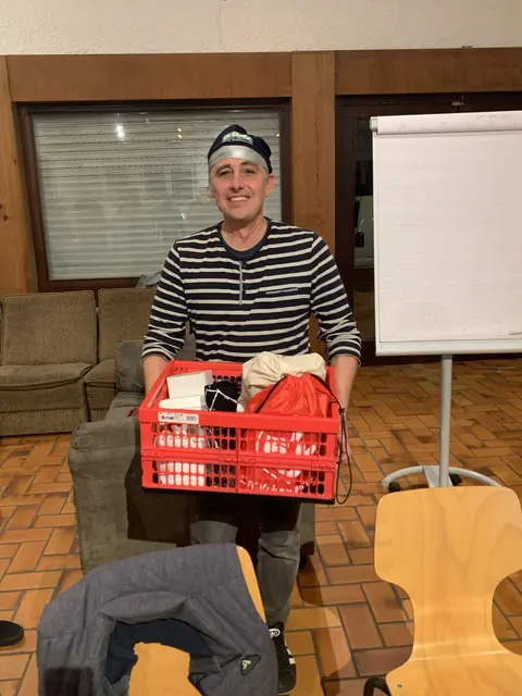 Jürgen Jäger hält einen "Korb der Dankbarkeit" in Händen | Foto: Peter Krietemeyer