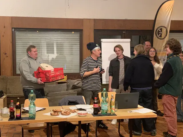 Zukünftig kann Jürgen Jäger ein Pfadfinder*innen-T-Shirt tragen | Foto: Peter Krietemeyer