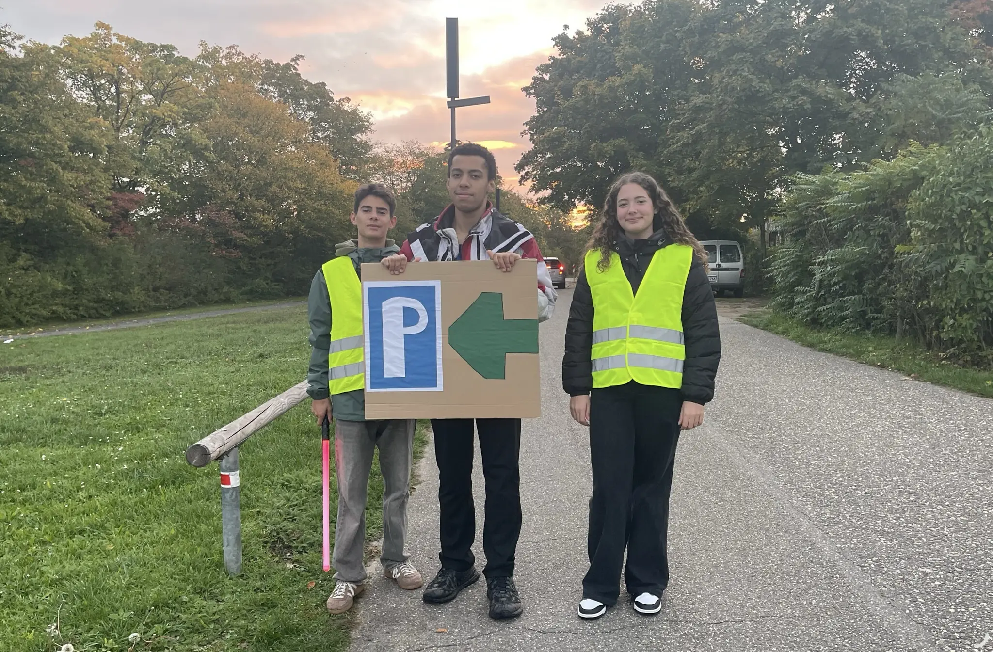 Mit-Lichtschwert-und-Warnwesten