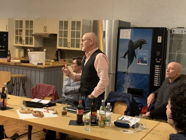 Der Leiter des Referates Jugend und Sport, Ludwig Steiner, bedankt sich im Namen der Verwaltung | Foto: Peter Krietemeyer