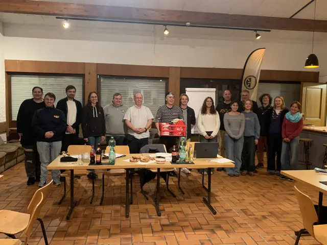 Groß war die Schar der Vereinsvertretungen, welche sich bei Jürgen Jäger bedankten | Foto: Peter Krietemeyer