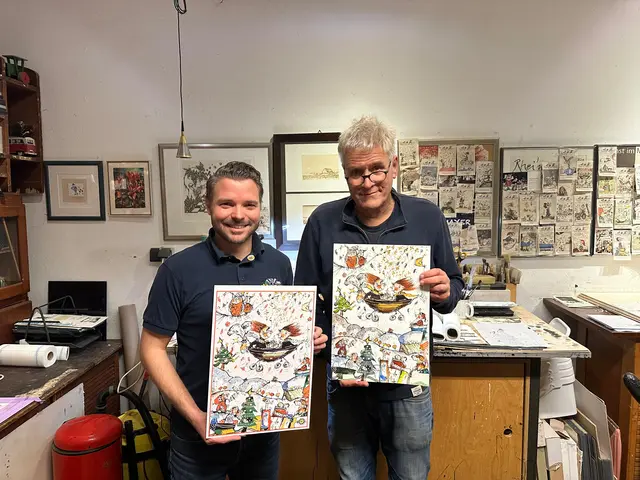 Nicolas Ernst und Xaver Mayer präsentieren den neuen Adventskalender. | Foto: Florian Feierabend