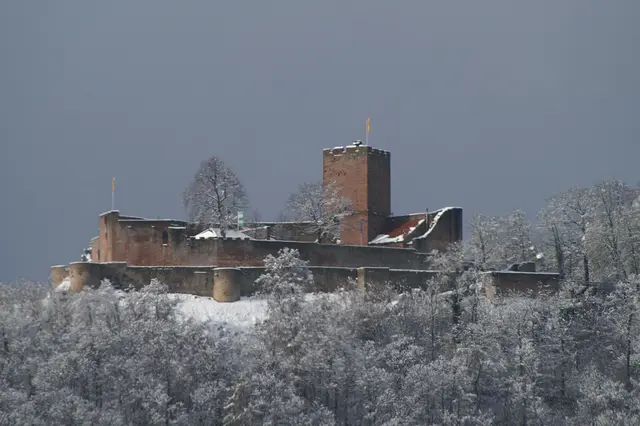 Weihnachtsmarkt Burg Landeck: Zu jeder Jahreszeit reizvoll: Burg Landeck im Winter | Foto: Landeckverein Klingenmünster