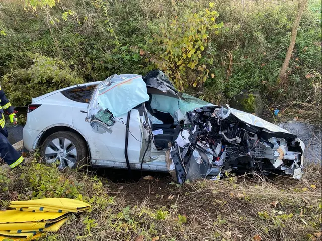 Das Fahrzeug wurde vollständig zerstört, der entstandene Sachschaden beläuft sich auf etwa 35.000 Euro | Foto: Polizeiinspektion Rockenhausen