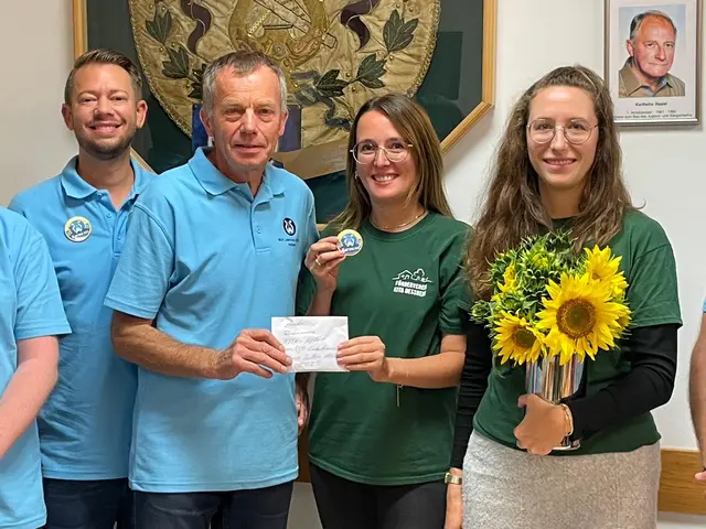 V.l. Dennis Flory MGV Liederkranz, Manfred Sippel 1. Vorstand MGV Liederkranz, Victoria Abrahams Kassenwart Förderverein KITA Heßheim, Dr. Jeannie Euler 2. Vorstand Förderverein KITA Heßheim  | Foto: MGV Liederkranz Heßheim 