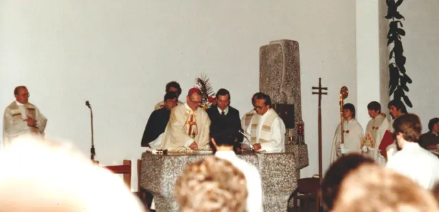 Der damalige Bischof von Speyer, Kardinal Dr. Friedrich Wetter beim Weihe-Gottesdienst der neuen Kirche in Silz | Foto: Kirchenstiftung St. Sebastian Silz
