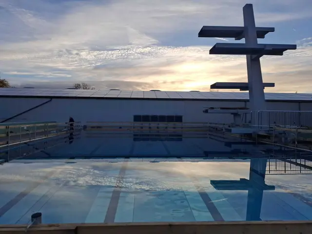 Warmfreibad Kaiserslautern: Die Edelstahlplatten im Springerbecken sind installiert, jetzt folgt die Dichtigkeitsprüfung | Foto: Stadt Kaiserslautern/gratis