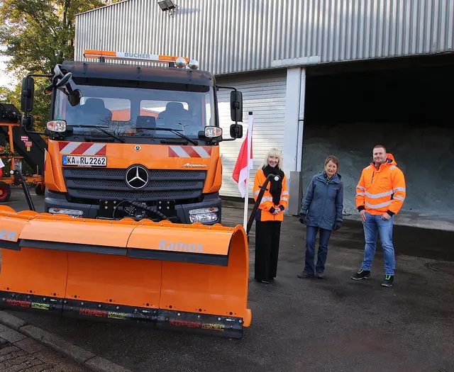 Doris Schönhaar, Betriebsleiterin des Team Sauberes Karlsruhe, Bürgermeisterin Bettina Lisbach und Jens Fiedler, Abteilungsleiter Stadtreinigung und Stationäre Anlagen, vor der Salzhalle in der Durlacher Ottostraße.  | Foto: Team Sauberes Karlsruhe