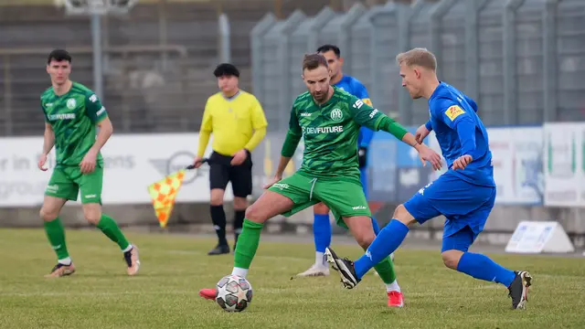 Zweikampfszene zwischen Mike Andreas (rechts) und einem Spieler des FV Engers aus der Vorsaison. Die Gäste traten damals im Framas-Stadion robust auf und erkämpften einen Punkt. | Foto: Erik Stegner