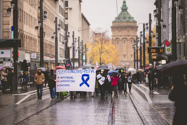Immer wieder machen Betroffene und Angehörige auf die schlechte Versorgung aufmerksam - hier ein Trauermarsch für ME/CFS Erkrankte in Mannheim. | Foto: Alexander Kästel
