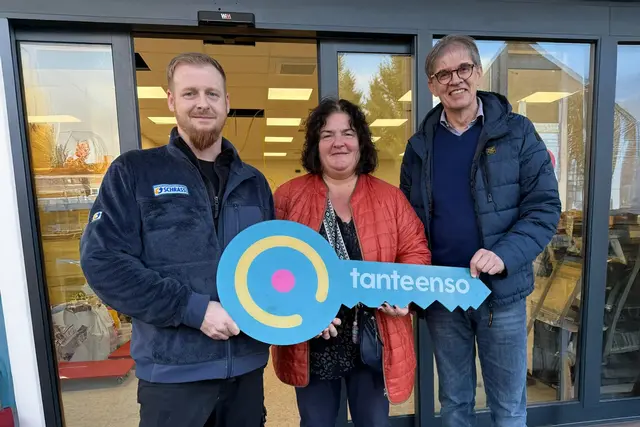 Ralf Schrass (links), Annchen Fleger und Boris Bohr bei der Schlüsselübergabe für den neuen Tante Enso-Markt, der am 27. November öffnet.  | Foto: Bohr