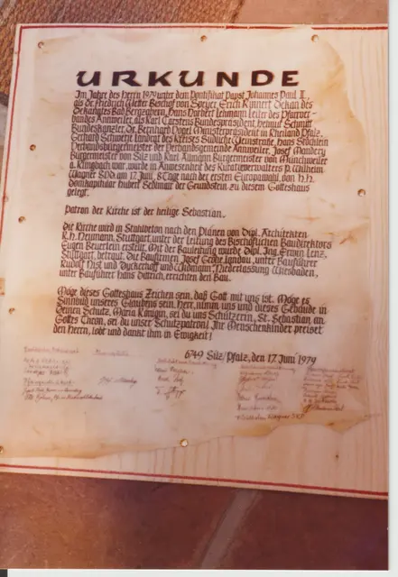 Im Jahre des Herrn 1979 unter dem Pontifikat Papst Johannes Paul II., als Dr. Friedrich Wetter Bischof von Speyer, Erich Rinnert, Dekan des Dekanates Bad Bergzabern, Hans Norbert Lehmann Leiter des Pfarrverbandes Annweiler, als Karl Carstens Bundespräsident,  Helmut Schmitt, Bundeskanzler, Dr. Bernhard Vogel, Ministerpräsident in Rheinland-Pfalz, Gerhard Schwetje Landrat des Kreises Südliche Weinstraße,  Hans Stöcklein Verbandsbürgermeister der Verbandsgemeinde Annweiler, Josef Mandery Bürgermeister von Silz und  Karl Allmann Bürgermeister von Münchweiler a. Klingbach war, wurde in Anwesenheit des Kuratieverwalters P. Wilhelm Wagner SVD. am 17. Juni, 8 Tage nach der ersten Europawahl, von H.H. Domkapitular Hubert Sedlmair der Grundstein zu diesem Gotteshaus gelegt. 
Patron der Kirche ist der Hl. Sebastian.
Die Kirche wird in Stahlbeton nach den Plänen von Dipl. Architekten R.H. Neumann, Stuttgart, unter der Leitung des bischöflichen Baudirektors Eugen Beuerlein erstellt. Mit der Bauleitung wurde Dipl. Ing. Erwin Lenz, Stuttgart betraut.  Die Baufirmen Josef Grohe Landau, und der Bauführer Rudolf Nist und Dyckerhoff und Widmann, Niederlassung Wiesbaden, unter Bauführer Hand Dittrich errichten den Bau. 
Möge dieses Gotteshaus Zeichen sein, dass Gott mit uns ist. Möge es Sinnbild unseres Glaubens sein. Herr, nimm uns und dieses Gebäude in deinen Schutz. Maria Königin, sei du uns Schutzerin, St. Sebastian, an Gottes Thron sei du unser Schutzpatron! Ihr Menschenkinder, preiset den Herrn, lobt und dankt ihm in Ewigkeit!

6749 Silz/Pfalz, den 17. Juni 1979
 | Foto: Kirchenstiftung St. Sebastian Silz