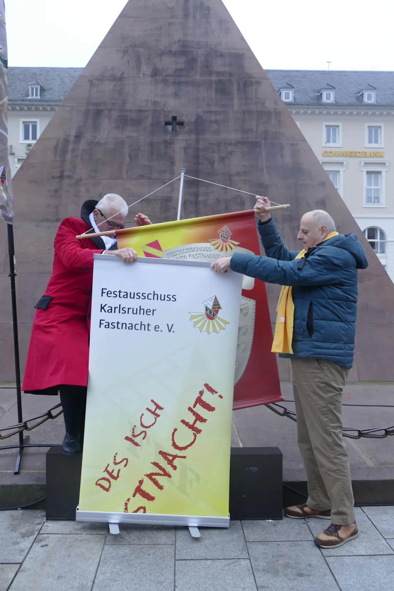 Der-Orden-des-FKF-zeigt-die-Pyramide-im-Jubil-umsjahr