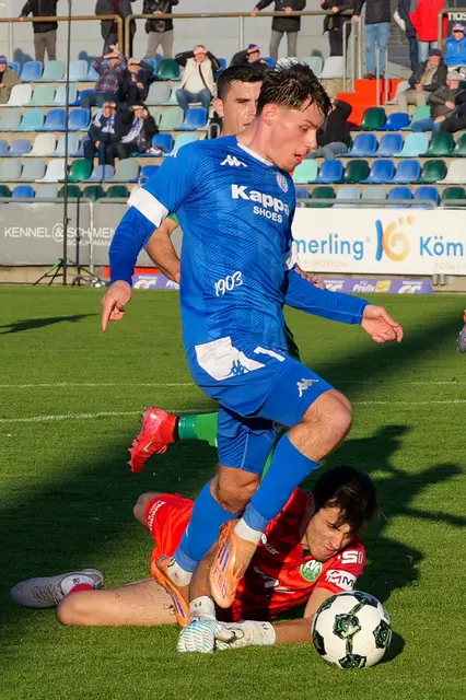 Marc Ehrhart (FK Pirmasens) wird im Strafraum von Engers-Torwart Franjo Serdarusic gefoult, doch der Pfiff bleibt aus. | Foto: Erik Stegner