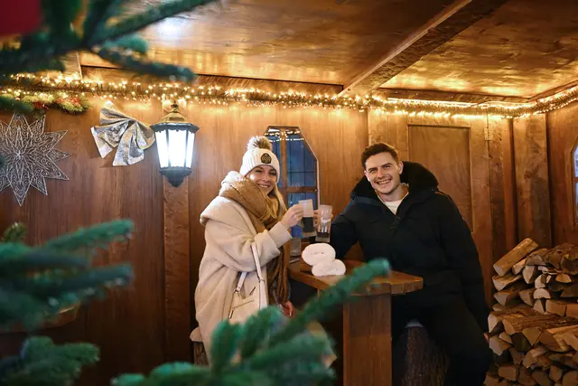 Viele gemütliche Hütten laden auf dem Weihnachtsmarkt Ludwigshafen zum Verweilen ein, schlechtes Wetter muss draußen bleiben | Foto: Ben Pakal / Lukom