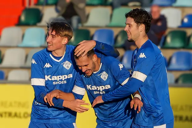 Noah Stilb (links), Torschütze Luka Dimitrijevic (Mitte) und Oskar Prokopchuk feiern den 2:0-Sieg des FK Pirmasens im Oberliga-Heimspiel gegen den FV Engers. | Foto: Erik Stegner