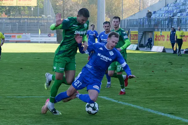 Thomas Selensky (FK Pirmasens, blau) wird im Strafraum von Lukas Müller (FV Engers) zu Fall gebracht – die Situation hätte einen Elfmeter nach sich ziehen können. | Foto: Erik Stegner
