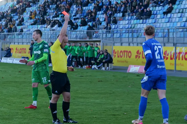 Schiedsrichter Maximilian Fischer zeigt Thomas Selensky (FK Pirmasens) nach einem Foulspiel die Gelb-Rote Karte. | Foto: Erik Stegner