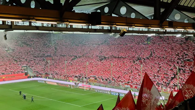 45.000 Fahnen waren ausgegeben worden | Foto: Ralf Vester