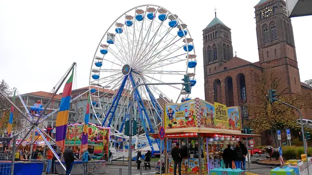 Riesenrad und Fahrgeschäfte auf dem Novembermarkt Pirmasens: Am verkaufsoffenen Sonntag füllten viele Besucher die Innenstadt und nutzten den letzten Tag des Festes. | Foto: Norbert Scharf