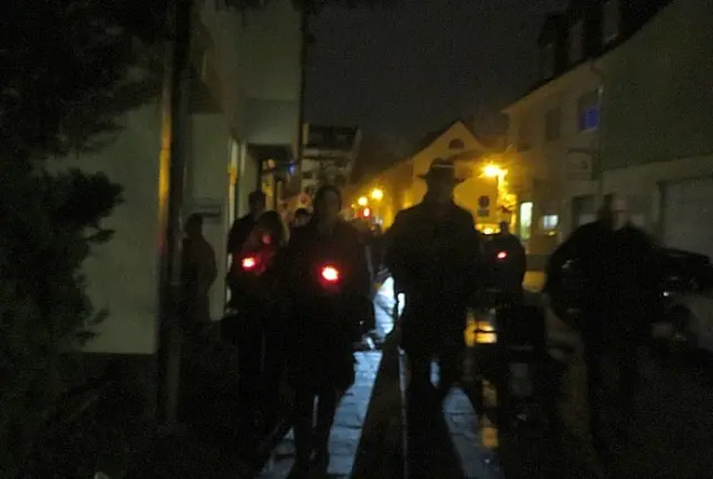 Die Bürger auf dem Weg zum Gedenkstein 9in der Synagogengasse | Foto: Maiken Liefeith