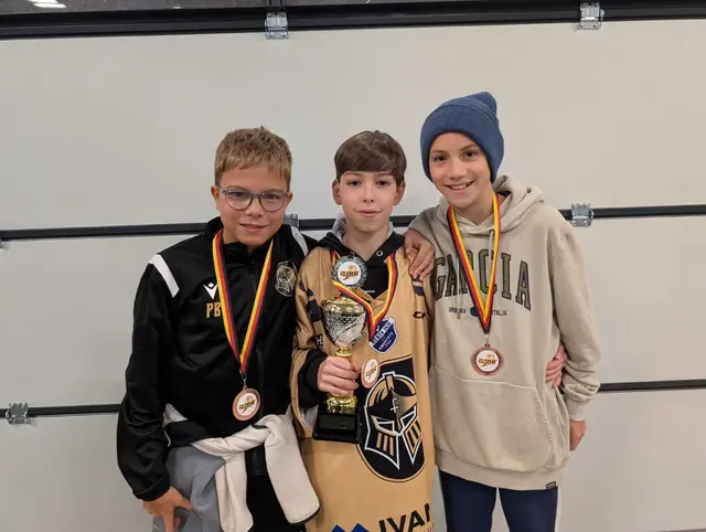 Stolz wird der Pokal präsentiert | Foto: Markus Malinak