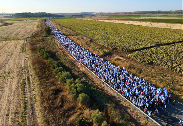 Marsch der Demokraten auf Jerusalem im Sommer 2024. Das Blaue über den Köpfen sind israelische Flaggen. 
Zehntausende demonstrierten damals friedlich gegen das Bestreben der Regierung Netanyahus, ein Gesetz löschen zu lassen, welches dem Obersten Gericht in Israel die Möglichkeit eines Einspruchs beim Einsatz unverhältnismäßiger Mittel gegeben hatte. Nach dem 7.10 war so etwas kein Thema.
Eine Untersuchung von den Massakern vom 7.10 steht bis heute aus und wird von der Regierung Netanyahus abgelehnt. | Foto: "Times of Israel"?
