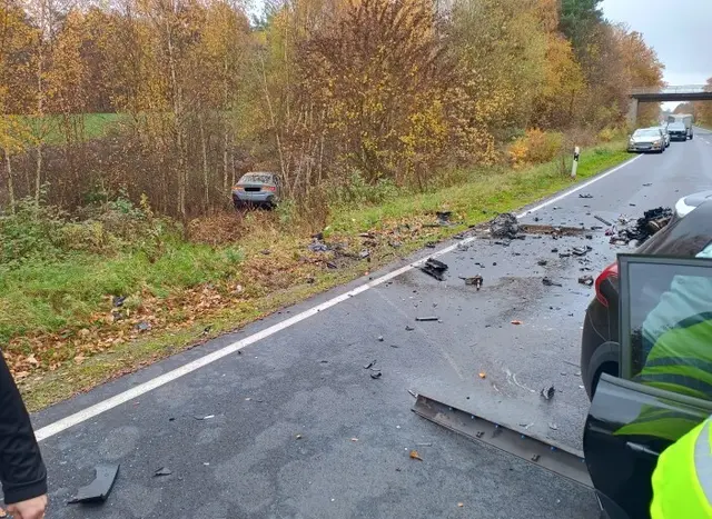 Durch die Wucht des Aufpralls wurde eines der Fahrzeuge in eine angrenzende Böschung geschleudert | Foto: Polizeiinspektion Kusel