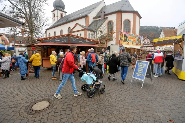 Reges Treiben auf dem Martini-Markt Dahn: Rund um die Kirche füllten sich am Sonntag die Stände, Glühweinbuden und Waffelstände mit zahlreichen Besuchern. | Foto: Norbert Scharf
