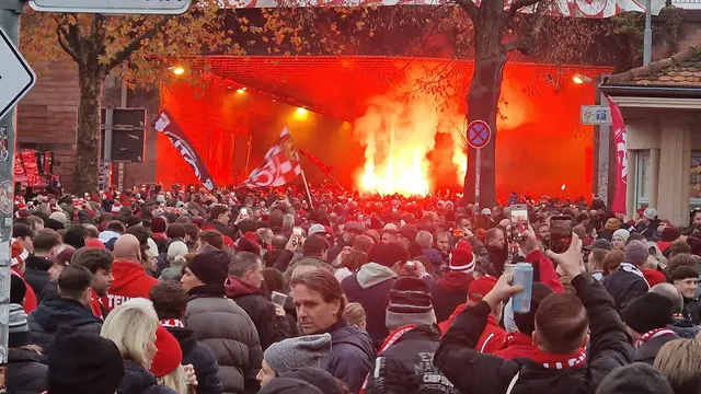 Bild- und stimmgewaltiger Fanmarsch vor dem Spiel | Foto: Wochenblatt Redaktion