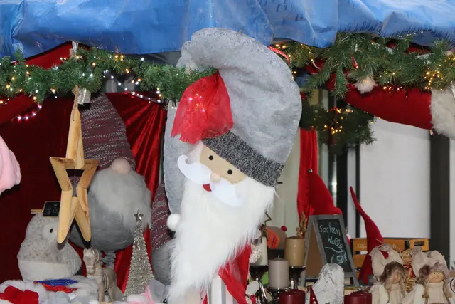 Stand mit weihnachtlichem Kunsthandwerk | Foto: Heike Schwitalla