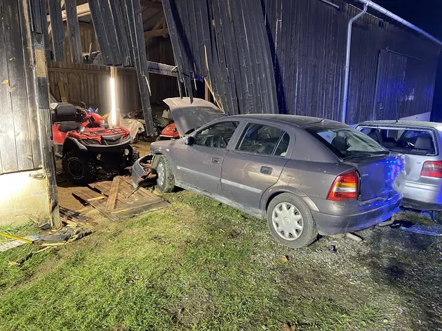 Das Fahrzeug prallte frontal gegen zwei geparkte Pkw und eine dahinterliegende Scheune | Foto: Polizeiinspektion Rockenhausen