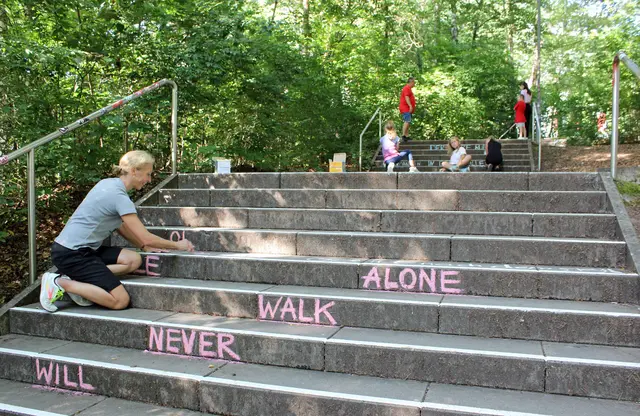Jennifer Höning (links), Bewegungsmanagerin der Stadt Kaiserslautern, beim Bemalen der Betzetreppe | Foto: Monika Klein