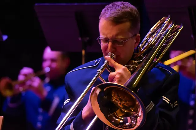 Ein Musiker der USAFE-Band beim Weihnachtskonzert in Ramstein-Miesenbach. Wegen des US-Shutdowns können die Auftritte der Band in diesem Jahr nicht stattfinden. | Foto: United States Air Forces in Europe Band