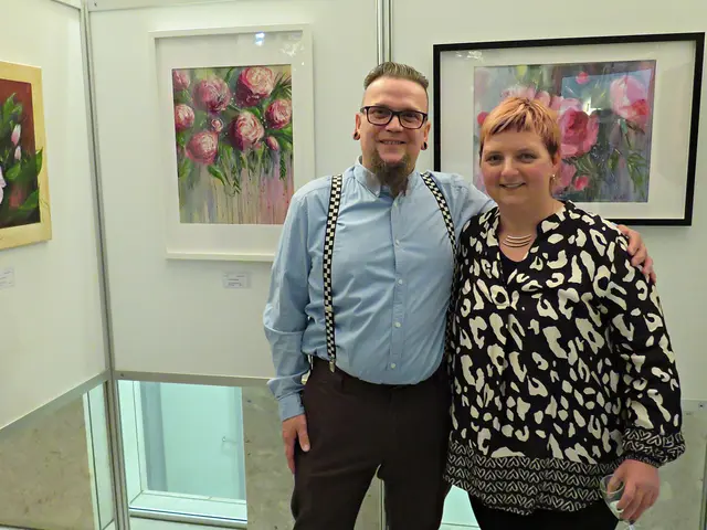 Korana Heel mit ihrem Mann Peer vor ihren Bildern | Foto: Brigitte Melder