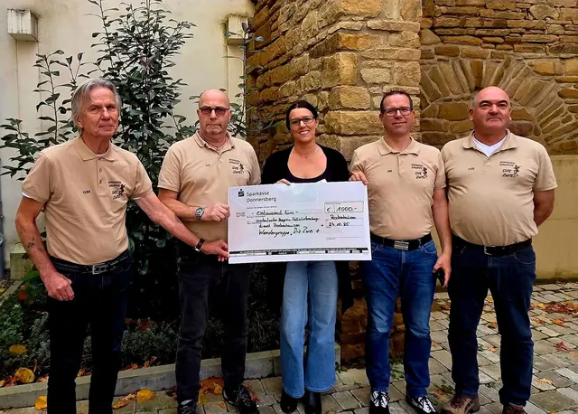 Die Wandergruppe "Die Zwei +" bei der Spendenübergabe an den Ambulanten Hospiz- und Palliativberatungsdienst Rockenhausen | Foto: Jerome Moriaud/gratis