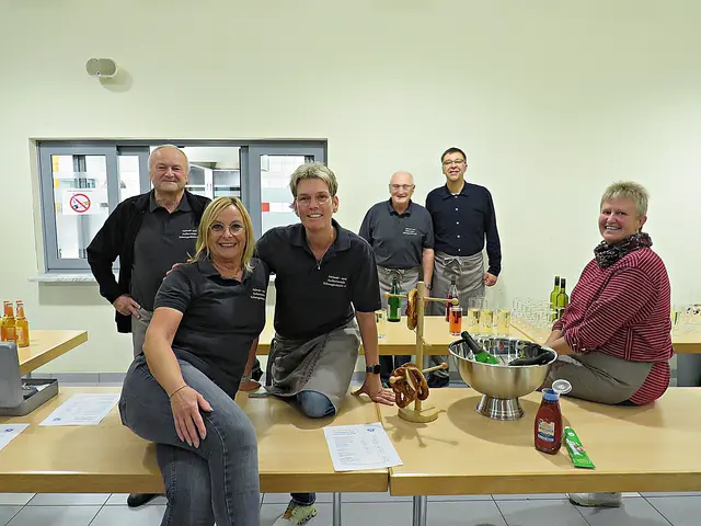 Der Teil des Heimat- und Kulturvereins unterbrach kurz die Arbeit | Foto: Brigitte Melder