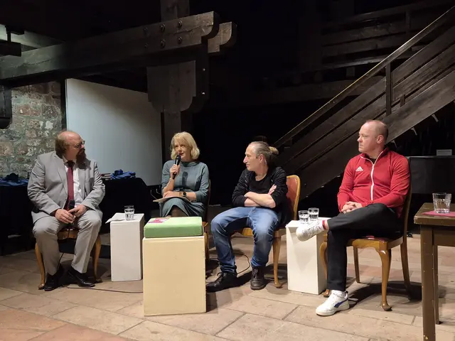 Im Anschluss an die Lesung von Christian Baron (rechts) fand eine Podiumsdiskussion mit Professor Henning Best (von links), Beate Schmitt und Carsten Ondreka statt | Foto: Stadt Kaiserslautern/gratis