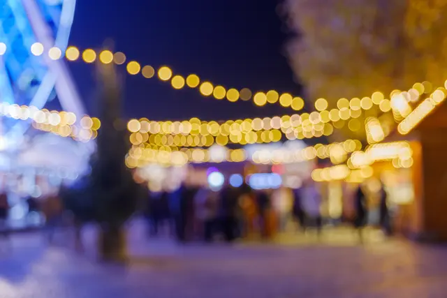 Weihnachtsmarkt Saarlouis 2025: Tagestouristen kommen wegen der gemütlichen Almhütte und der Eisbahn nach Saarlouis | Foto: Peeradontax/stock.adobe.com