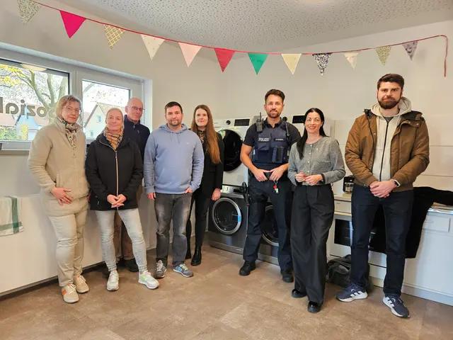 Die Eröffnung des Waschsalons: Petra Günther (von links) und Alexandra Berger vom städtischen Referat Gebäudewirtschaft, Clemens Hildebrandt und Sebastian Vollmer von der Sozialberatung, ASZ-Geschäftsführerin Frauke Neugebauer, Polizeikommissar Schröder, Beigeordnete Anja Pfeiffer sowie Jonas Pankalla vom Referat Soziales | Foto: Stadt Kaiserslautern/gratis