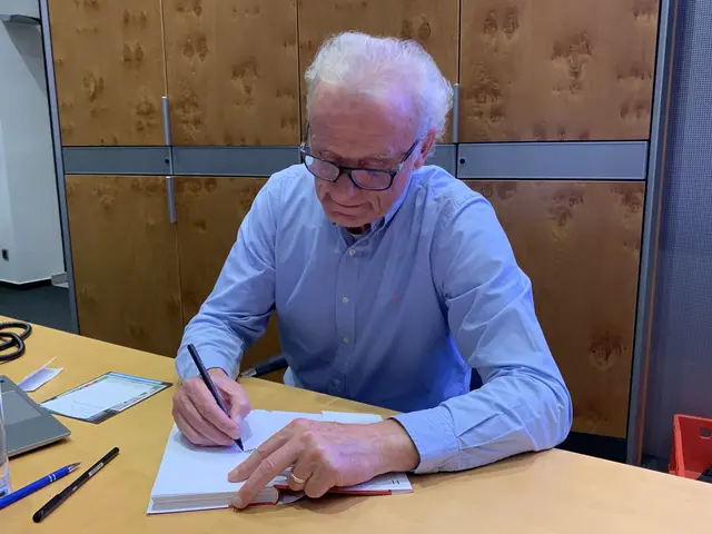 Hans-Peter Briegel beim Bücher signieren | Foto: Michael Sonnick