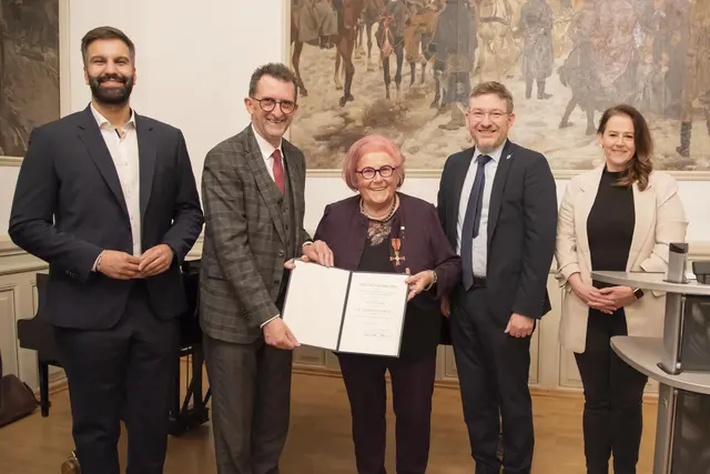 Melitta Daschner nimmt ihre Auszeichnung entgegen | Foto: MIBS F. Färber