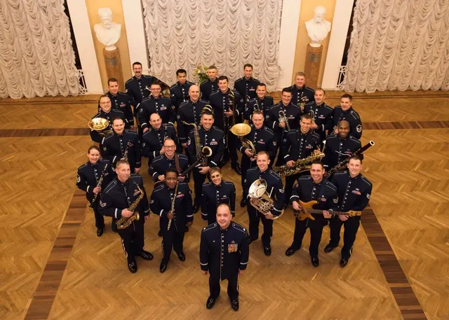 ie USAFE-Band in einer früheren Besetzung bei einem offiziellen Fototermin. Die Formation gestaltet traditionell das Deutsch-Amerikanische Weihnachtskonzert in Ramstein-Miesenbach, das in diesem Jahr wegen des US-Shutdowns ausfallen muss. | Foto: United States Air Forces in Europe Band