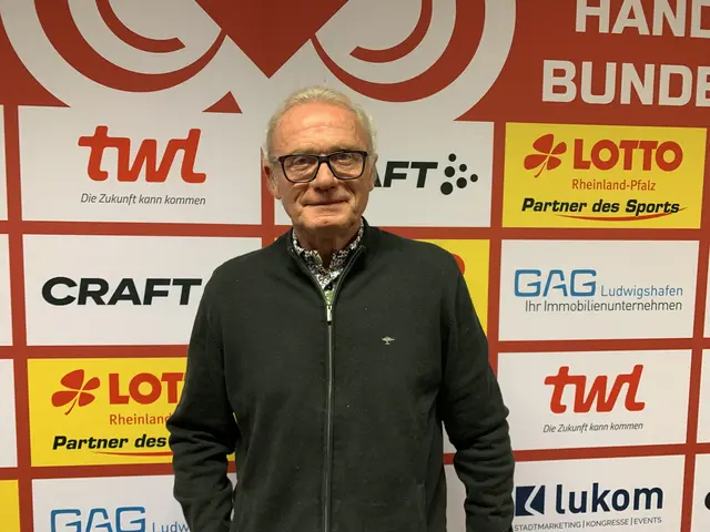 FCK-Legende Hans-Peter Briegel ist Ehrenspielführer  | Foto: Michael Sonnick