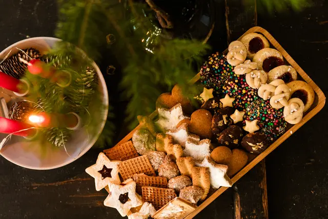 Auf diesem Plätzchenteller sind die Zimtbrezeln zu sehen | Foto: Cornelia Bauer