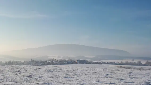 Ein winterlicher Blick auf den Donnersberg  | Foto: Sabine Nauland-Bundus