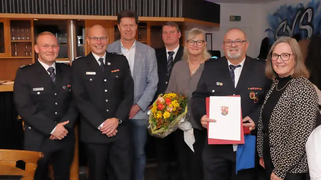 Wehrleiter Christian Scheidel (von links), stellvertretender Brand- und Katastrophenschutzinspekteur Heiko Becker, Bürgermeister Harald Westrich, Wehrführer Benjamin Korn, Claudia und Ralf Kropp, Kreisbeigeordnete Gudrun Heß-Schmidt | Foto: Feuerwehr VG OO/gratis