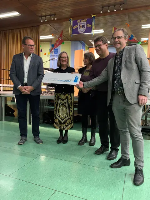 Bei der Schildübergabe | Foto: Kreisverwaltung KL/gratis